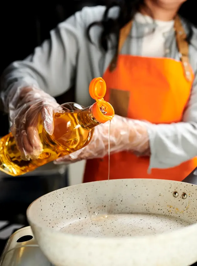 Pouring oil in saucepan - Verser huile dans une poêle