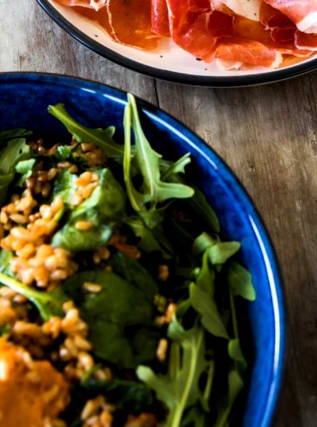 Salade de roquette et prosciutto sur une table