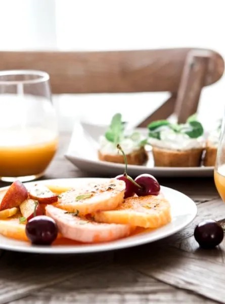 table avec fruits et jus