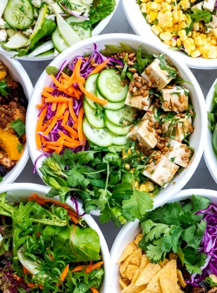 bols de salade avec avocat carotte lentille 