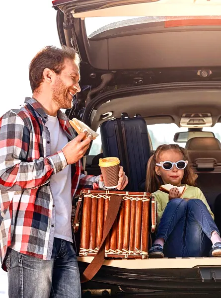 Famille prenant une collation près de la voiture - Family having a snack by the car