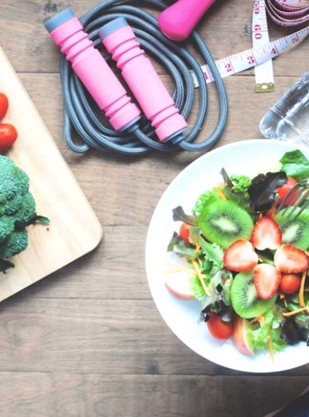 salade légumes corde à sauter et bouteille d'eau