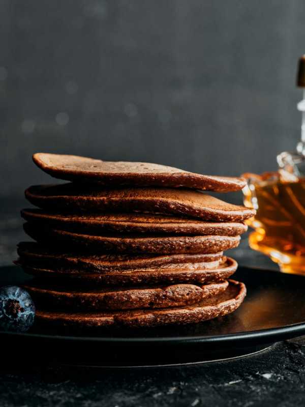 Pancakes au chocolat et sirop d'érable - Chocolate Pancakes with Maple Syrup