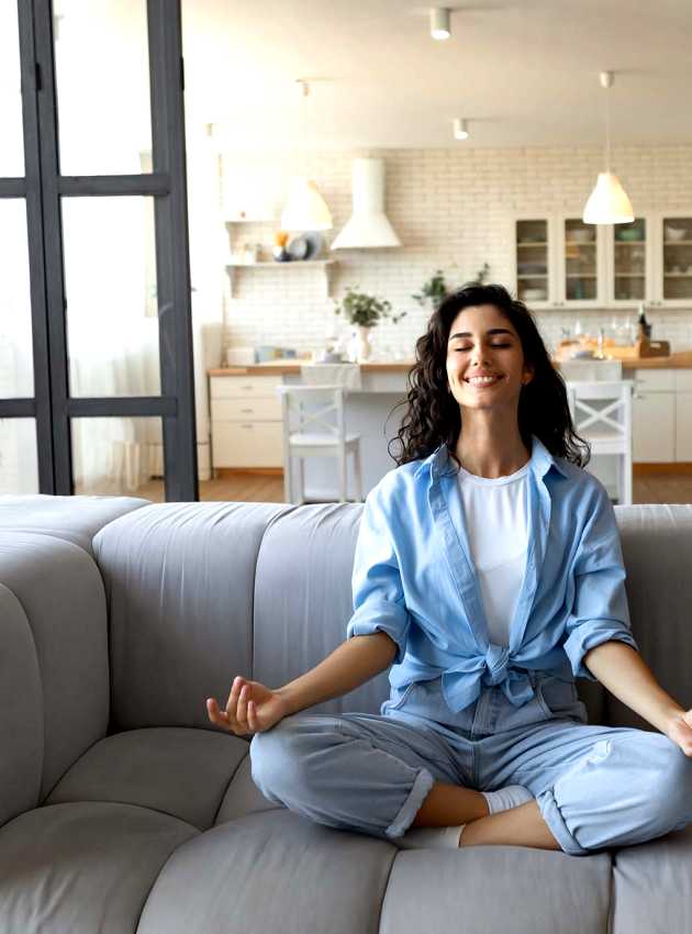 Femme méditant sur son sofa - Woman meditating on couch