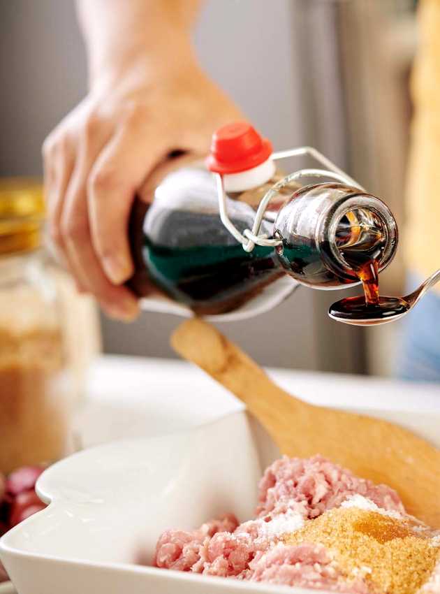 Personne préparant une marinade - Person preparing a marinade