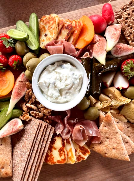 Plateau de mezze méditeraneen