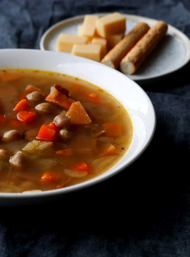 Soupe aux légumes, pois chiches et romarin