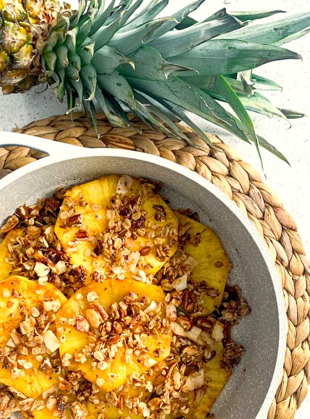 Ananas grillés et crumble de coco