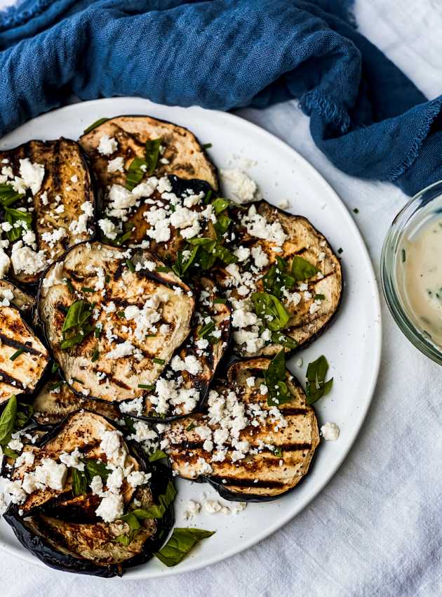 Aubergine sur le BBQ, sauce au yogourt et ciboulette