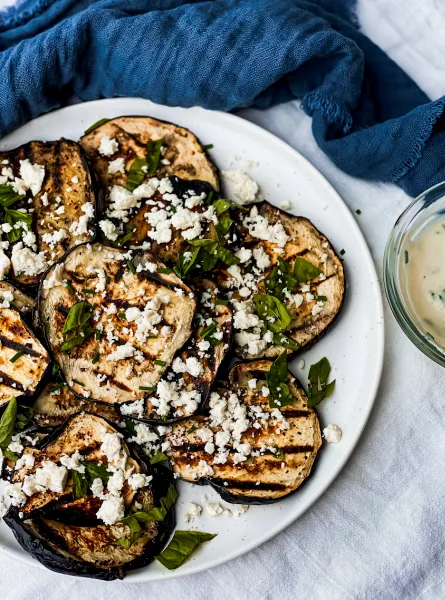 Aubergine sur le BBQ, sauce au yogourt et ciboulette recette santé
