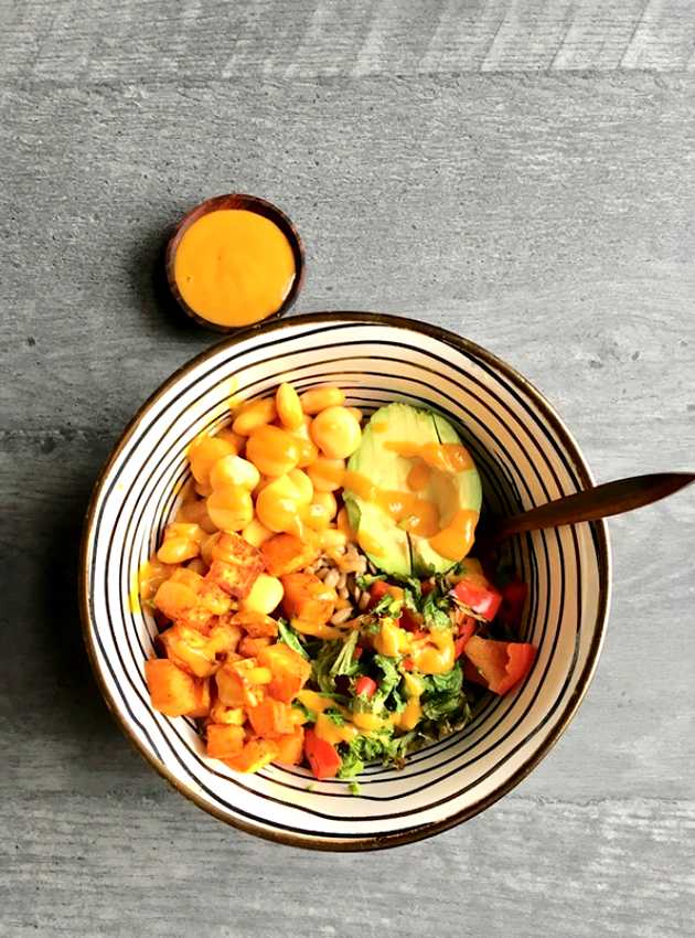 Bol de quinoa, sauce à la mangue épicée