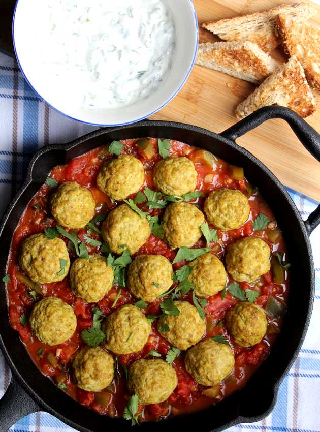 Boulettes masala porc et tofu avec yogourt à la coriandre