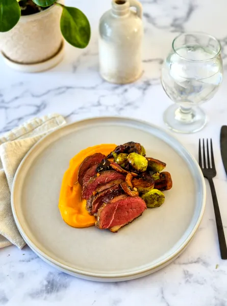 Canard laqué miel et soya, purée de courge et légumes ÉquipeNutrition Honey-Soy Glazed Duck with Squash Purée and Vegetables TeamNutrition