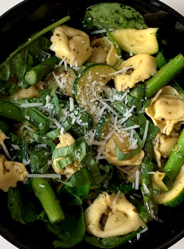 Salade tiède de tortellinis aux légumes verts