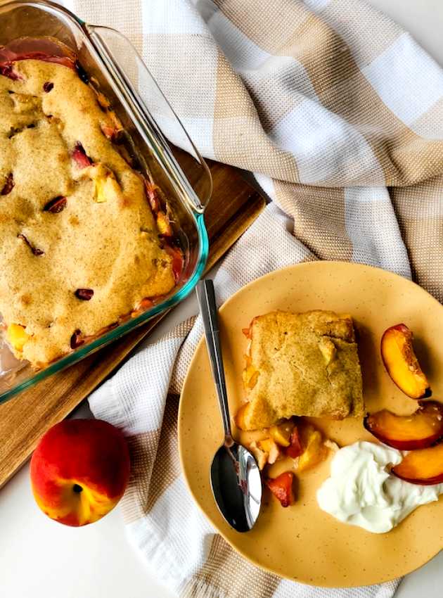 Cobbler aux pêches réduit en sucre Low-Sugar Peach Cobbler ÉquipeNutrition Teamnutrition