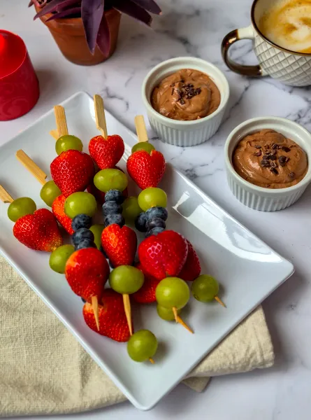 Brochettes de fruits et trempette au chocolat protéinée ÉquipeNutrition Fruit Skewers with Protein Chocolate Dip TeamNutrition
