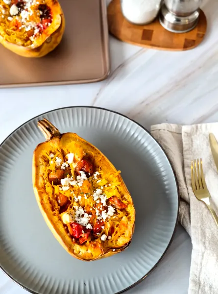 Courge spaghetti aux tomates cerises et fromage féta ÉquipeNutrition Roasted Spaghetti Squash with Cherry Tomatoes and Feta TeamNutrition