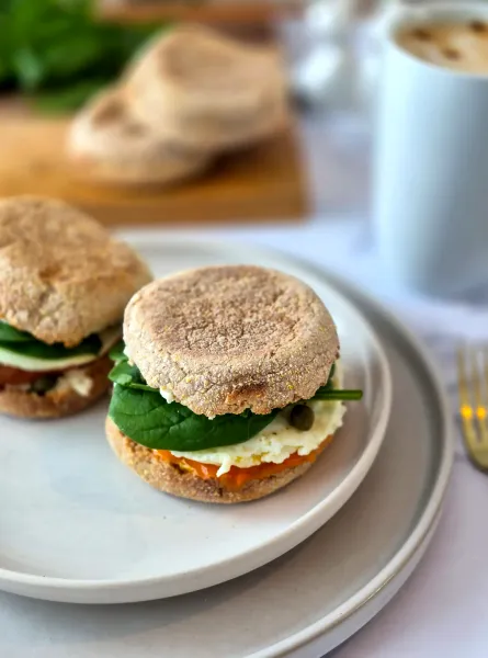 Muffin anglais aux épinards et saumon fumé ÉquipeNutrition Smoked Salmon and Spinach English Muffin TeamNutrition