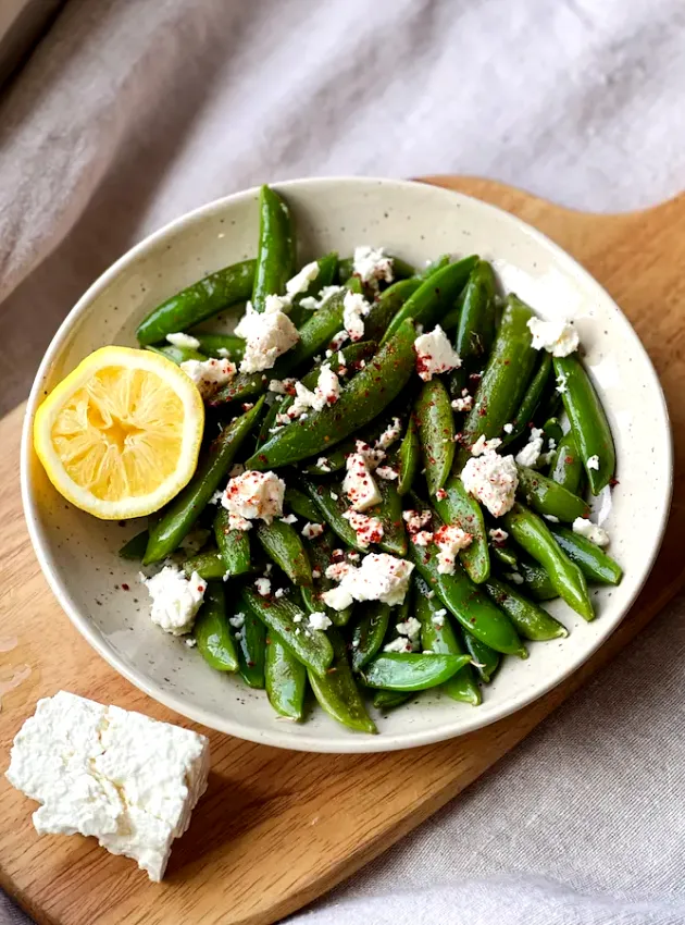 Feta and chili sugar snap peas TeamNutrition Pois mange-tout au feta et au chili ÉquipeNutrition