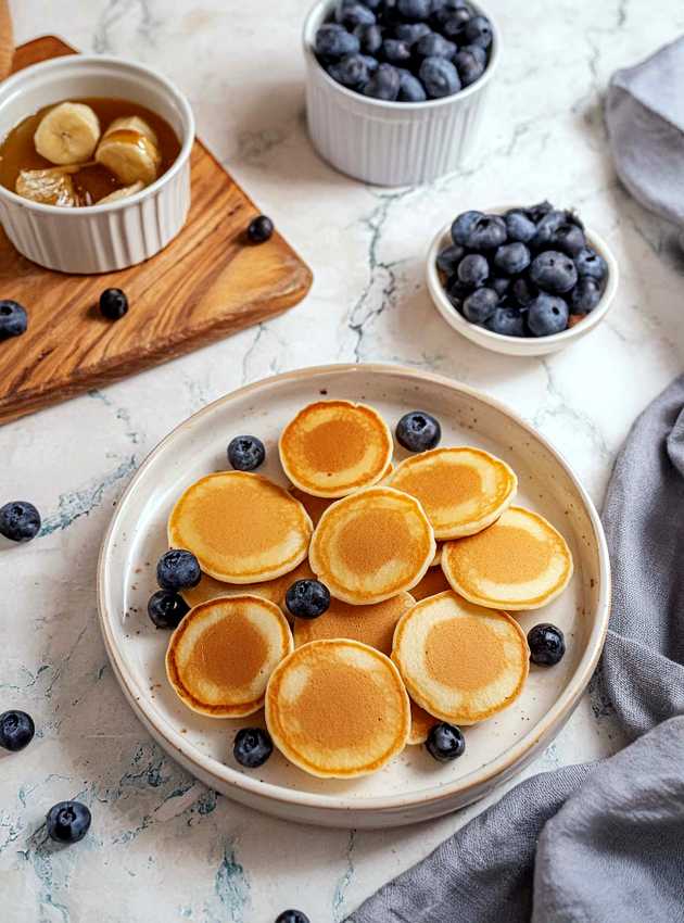 Mini pancakes sur une assiette blanche - Mini pancakes on a white plate