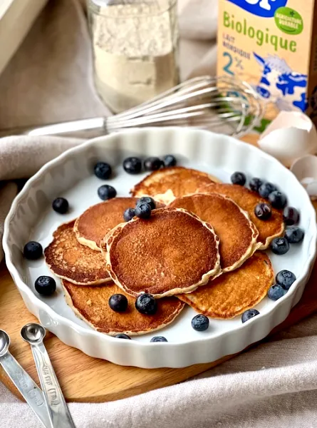 Mini pancakes sur une assiette blanche - Mini pancakes on a white plate