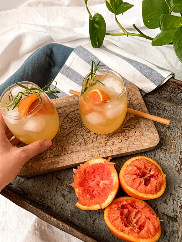 Mocktail orange sanguine, pêche et romarin