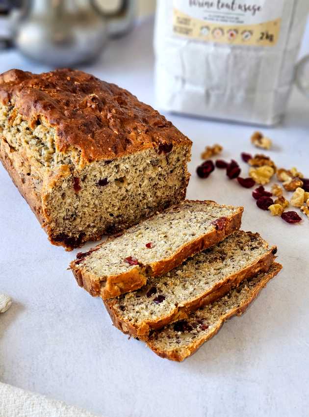 pain aux bananes sans gluten avec noix tranché