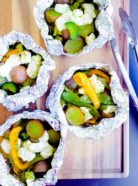 Papillotes de légumes, patates grelots et fromage en grain au cari