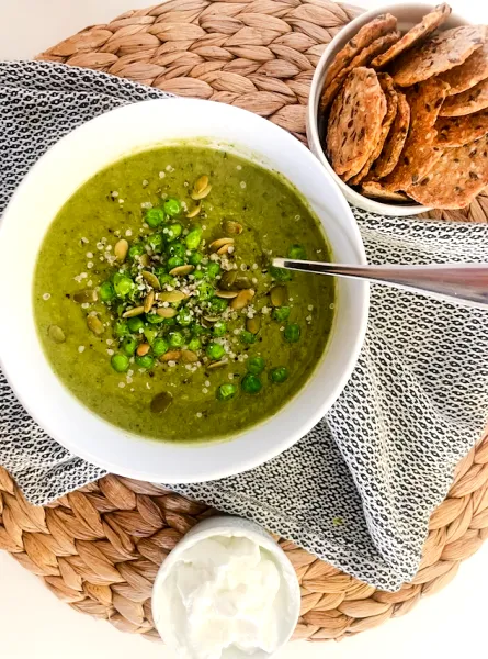 Potage aux petits pois et légumes verts