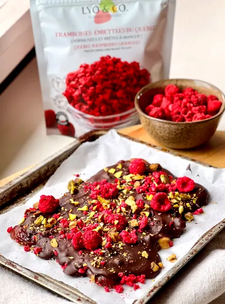 Écorce de chocolat aux framboises et pistaches ÉquipeNutrition Raspberry Pistachio Chocolate Bark TeamNutrition