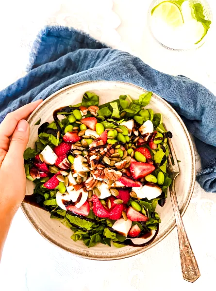Salade de fraises, bocconcini et edamames (faible en FODMAP)