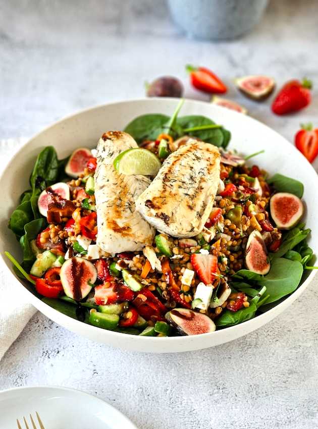 Salade repas poisson grillé et fraises Grilled Fish and Strawberry Salad ÉquipeNutrition Teamnutrition