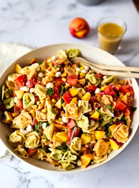 Salade de tortellinis, pêches et bocconcini Tortellini, Peach, and Bocconcini Salad ÉquipeNutrition Teamnutrition