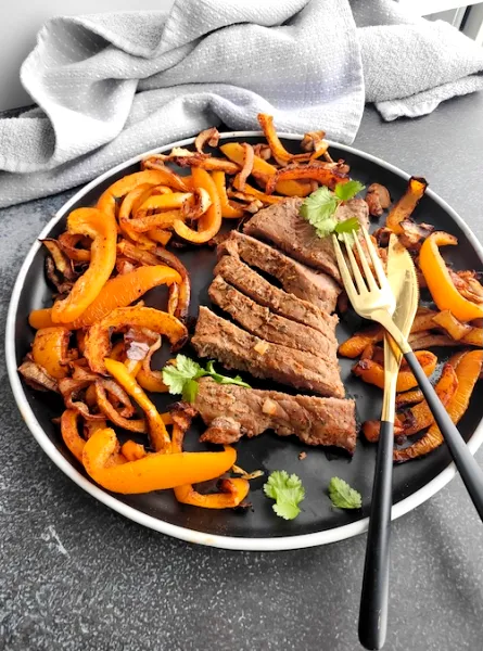 Steak et poivrons rôtis faciles à la friteuse à air (Air Fryer) Easy Air Fryer Steak and Roasted Peppers