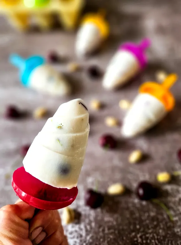 Sucettes glacées protéinées cerises et pistaches ÉquipeNutrition Cherry Pistachio Protein Popsicles TeamNutritiion.