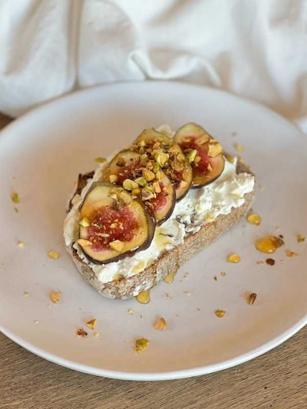 Fig and Goat Cheese Tartine Figue Fromage Chèvre TeamNutrition ÉquipeNutrition