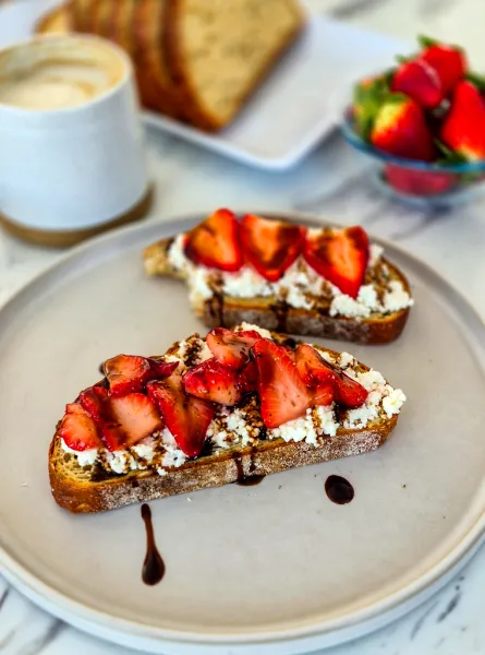 Tartine de ricotta, fraises rôties et poivre noir ÉquipeNutrition Roasted Strawberries and Black Pepper Ricotta Toast TeamNutrition