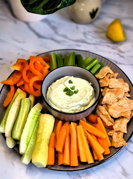 Trempette de fromage cottage aux herbes ÉquipeNutrition Creamy Cottage Cheese and Herb Dip TeamNutrition