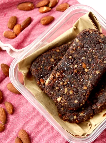 Barres « Clif » maison au double chocolat, amandes rôties et sel de mer