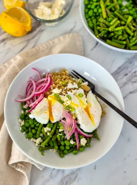 Bol vert printanier avec œufs pochés & quinoa ÉquipeNutrition Spring Green Quinoa Bowl with Poached Eggs TeamNutrition