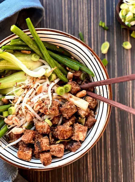 Bol de tofu collant aux saveurs asiatiques