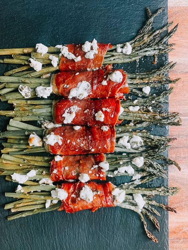 Bouquets d'asperges grillées, prosciutto et chèvre 