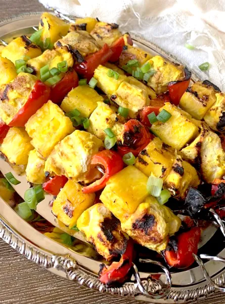 Brochettes de poulet au cari et à l'ananas