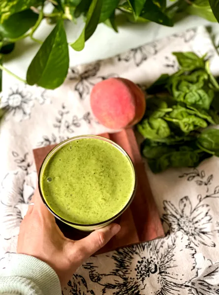 Smoothie vert protéiné aux pêches