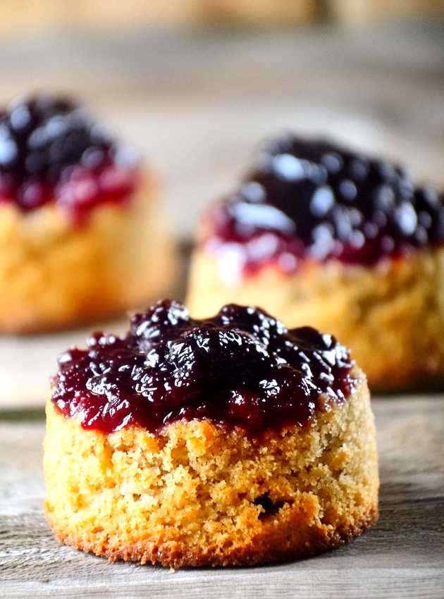 Minis renversés aux petits fruits - Mini Berry Cakes