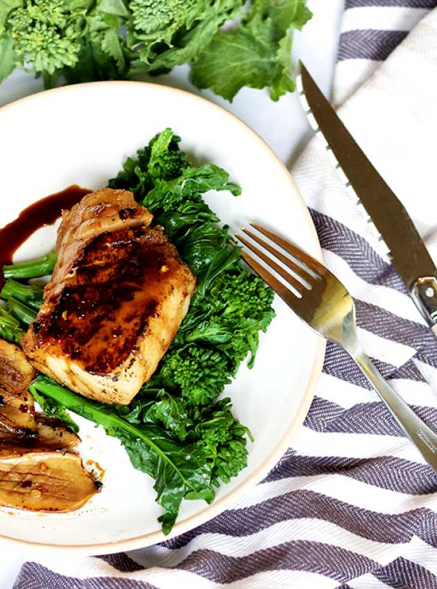 Morue laquée soya-érable, brocoli chinois et champignons King