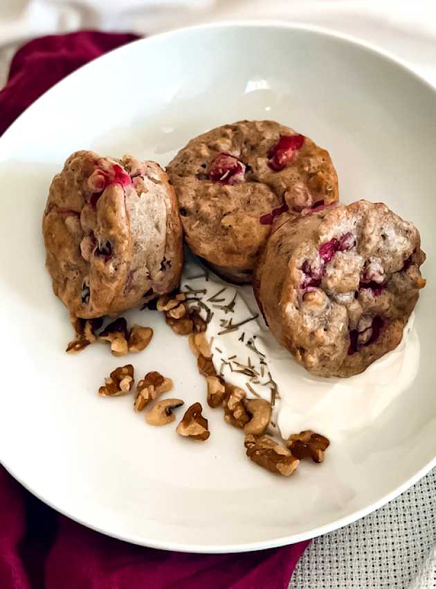 Muffins salés aux canneberges, au fromage de chèvre et au romarin