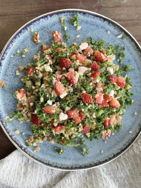 Salade de kale, millet et fraises (faible en FODMAP)