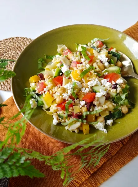 Salade grecque au millet (faible en FODMAP)