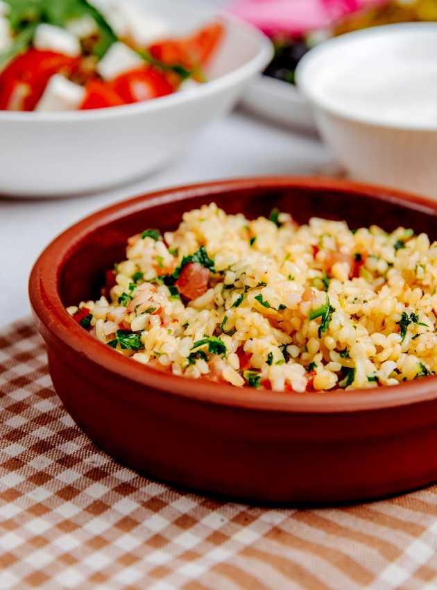 Salade repas d’orzo, pois chiche et prosciutto